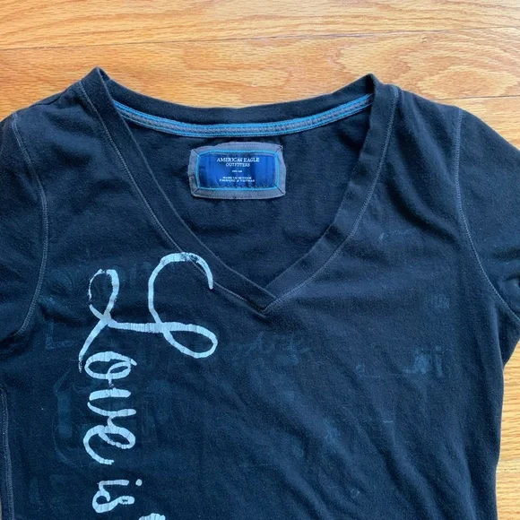🛑 SOLD! 🛑 American Eagle. Black V-Neck T-Shirt with White Graphic. Size medium. - Picture 7 of 12